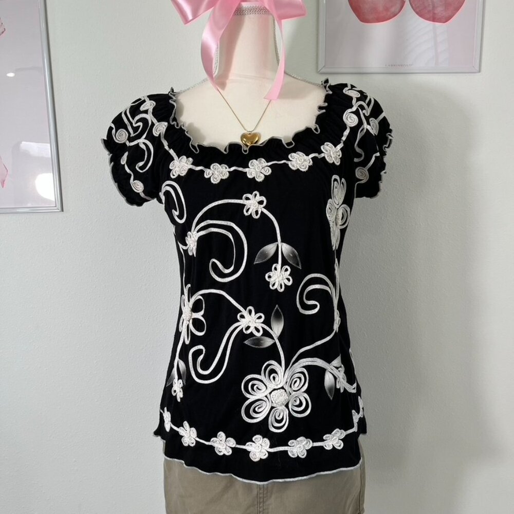 Vintage Y2k Black White Embroidered Floral Lettuce Hem Womens Size Small/Medium‎